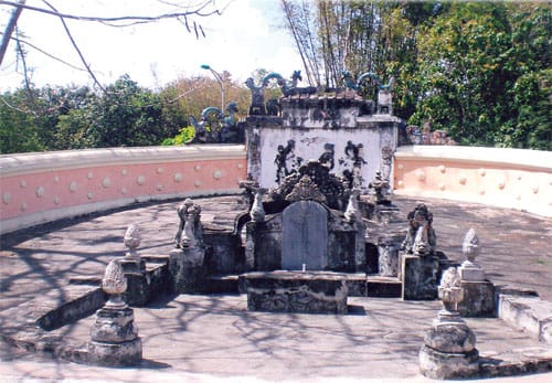 Tấm bia ở lăng Hoàng Gia